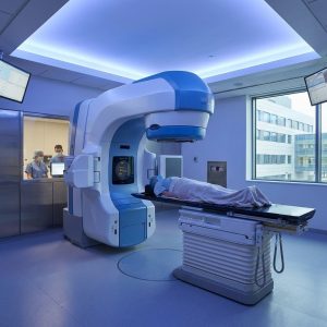Пациент проходит процедуру лучевой терапии на современном линейном ускорителе